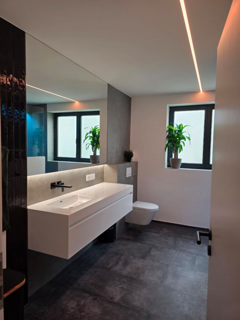 Ein komplett saniertes Bad mit neuem Waschtisch, Toilette und Dusche