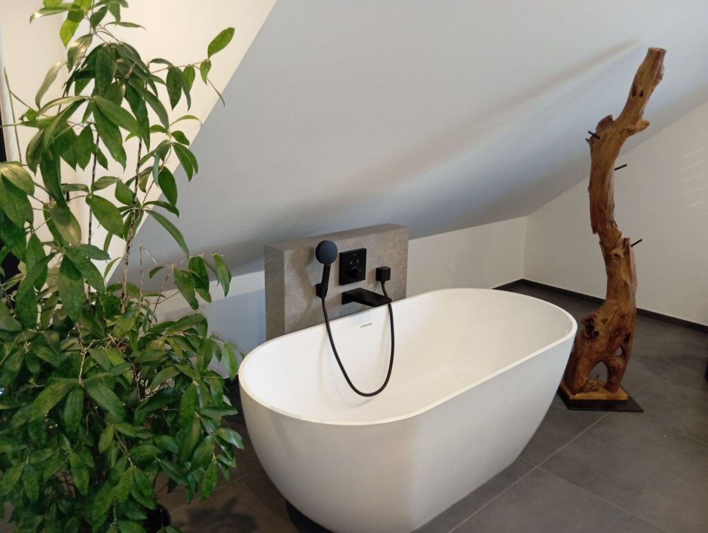 eine freistehende Badewanne in einem kernsanierten Bad