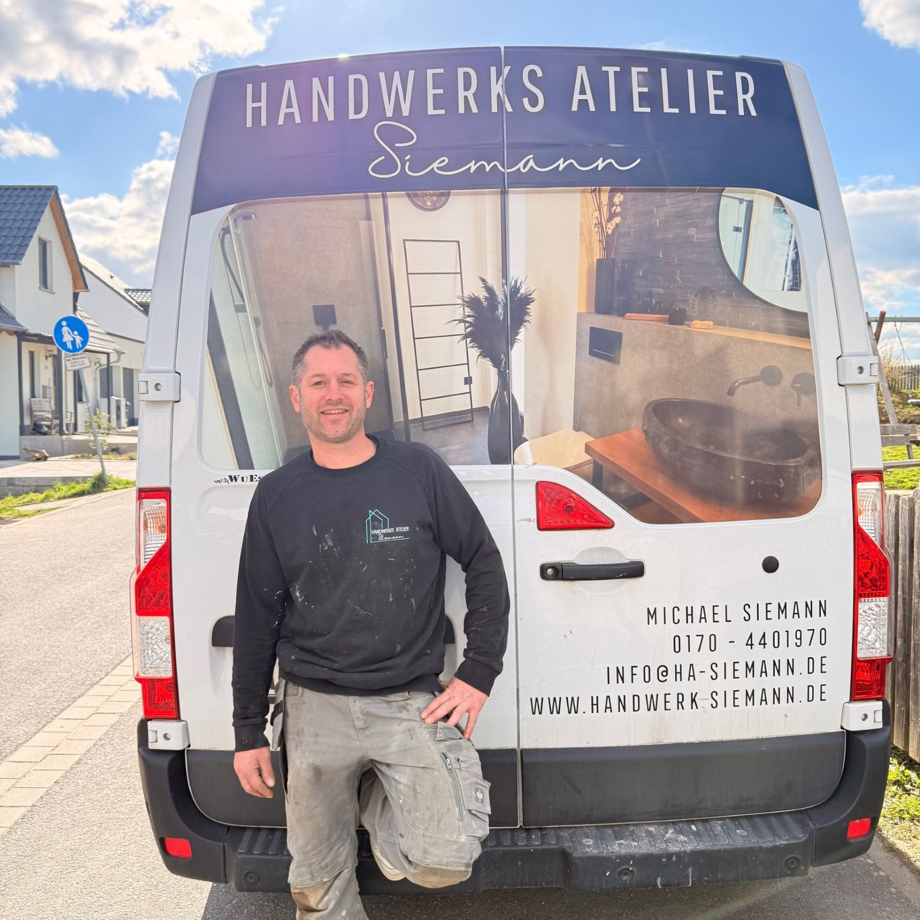 Ein bild von Michael Siemann, vor seinem Handwerkerbus Inhaber von Handwerk Siemann