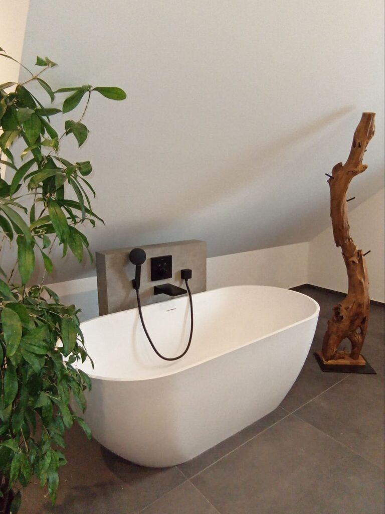 Freistehene Badewanne in Dachschärge nach Badsanierung