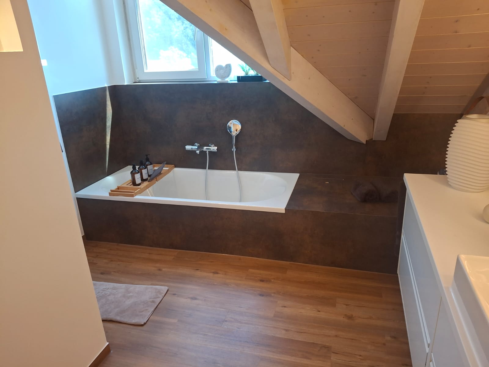 Saniertes Bad nach Umbau mit neuer Badewanne und Boden und Waschtisch