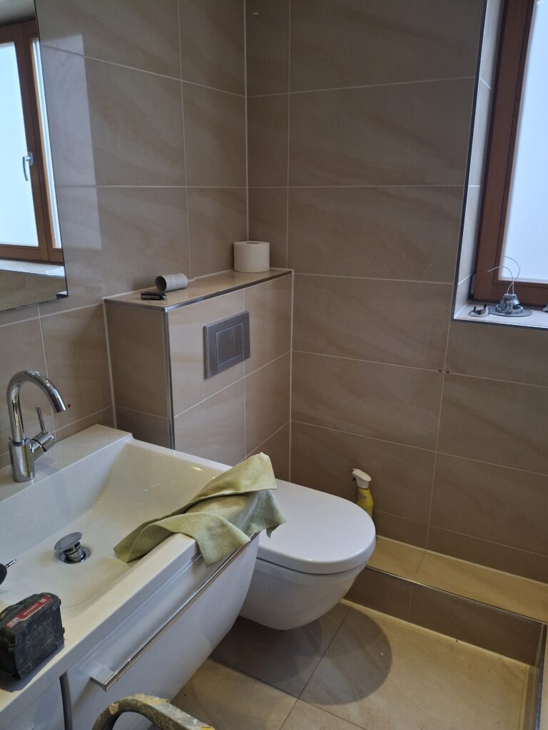 Unrenoviertes Bad - Toilette, alter Waschtisch